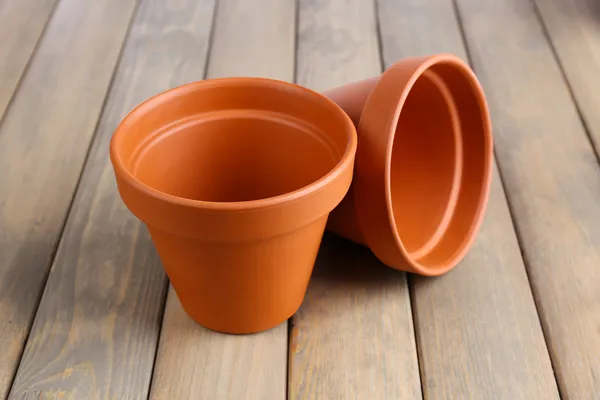 Clay flower pots, on wooden table — Stock Photo, Image