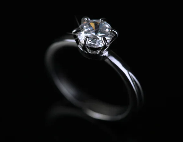 Hermoso anillo de diamante aislado en negro —  Fotos de Stock