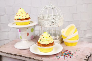 lezzetli fincan kek krem ahşap tablo