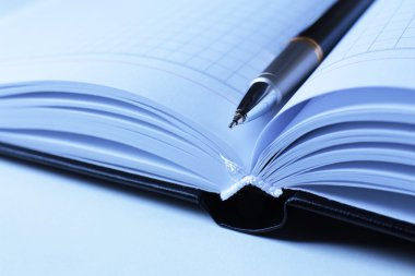 Açık kitap kalem, yakın çekim