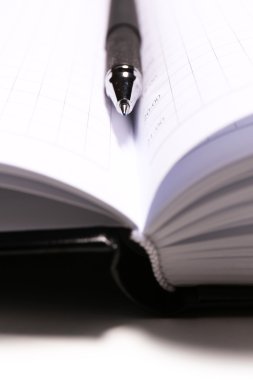 Açık kitap kalem, yakın çekim