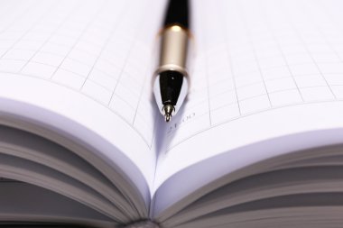 Açık kitap kalem, yakın çekim