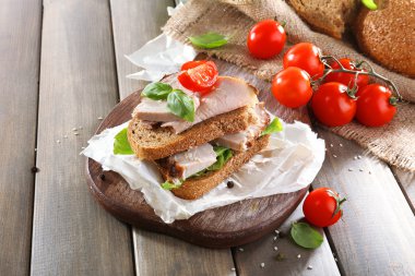Tablo yakın çekim karşılamak ile lezzetli sandviçler