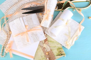 güzel el yapımı düğün kartları mavi zemin üzerine