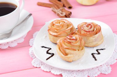 Gül tablo yakın çekim plaka üzerinde apple ile lezzetli puf böreği şeklinde