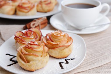 Gül tablo yakın çekim plaka üzerinde apple ile lezzetli puf böreği şeklinde