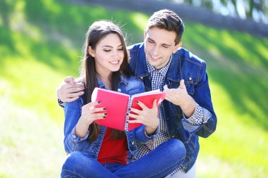 parkta oturan mutlu öğrenciler