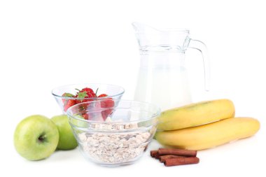 süt ve meyve üzerinde beyaz izole sağlıklı tahıl