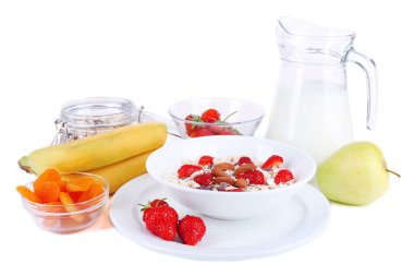 süt ve meyve üzerinde beyaz izole sağlıklı tahıl