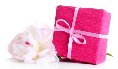 üzerinde beyaz izole güzel peony çiçek ve hediye kutusu