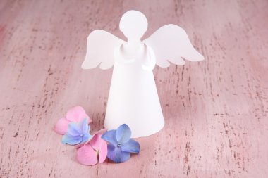 Noel meleği renk ahşap arka plan üzerinde