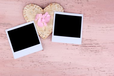 boş eski fotoğraf ve renk ahşap zemin üzerinde dekoratif kalp
