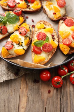 lezzetli Pan, eski ahşap masa üstünde domates bruschetta