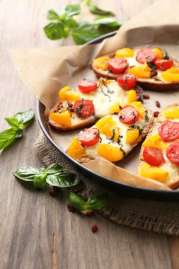 lezzetli Pan, eski ahşap masa üstünde domates bruschetta