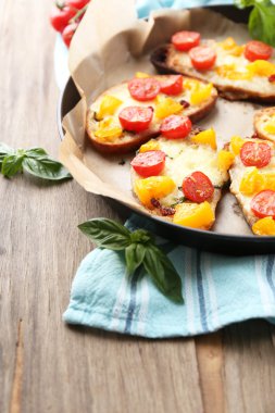 lezzetli Pan, eski ahşap masa üstünde domates bruschetta