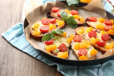 lezzetli Pan, eski ahşap masa üstünde domates bruschetta