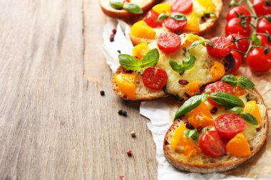 lezzetli, eski ahşap masa üstünde domates bruschetta