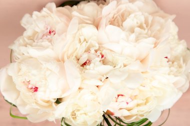 renkli ahşap zemin üzerinde güzel düğün buketi