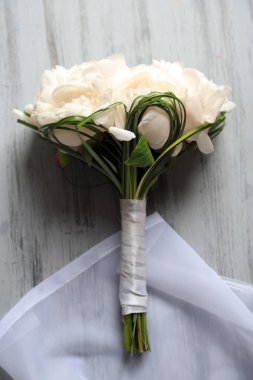 renkli ahşap zemin üzerinde güzel düğün buketi