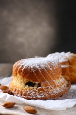 tabloda gri arka plan üzerine lezzetli Pastalar