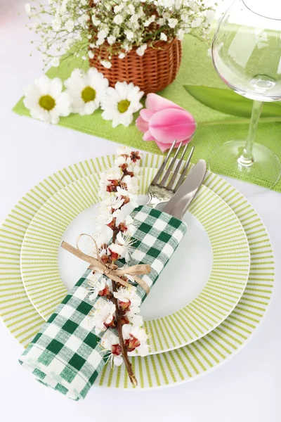 Cenário de mesa com flores de primavera fechar — Fotografia de Stock