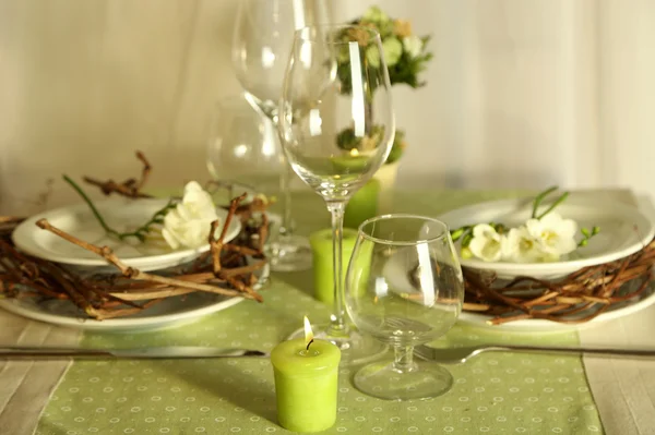 Sărbătoare frumoasă Setarea mesei de Paște în tonuri verzi, pe fundal luminos — Fotografie, imagine de stoc