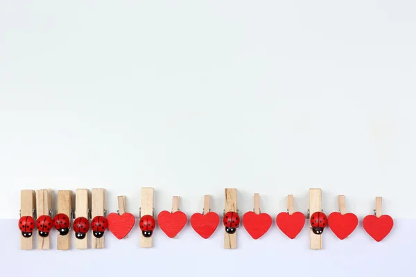 Fond abstrait avec des épingles et du papier en bois coloré — Photo