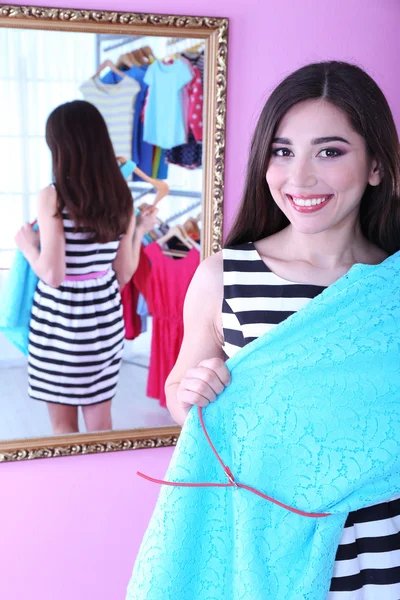Belle fille essayer robe près du miroir dans la chambre — Photo