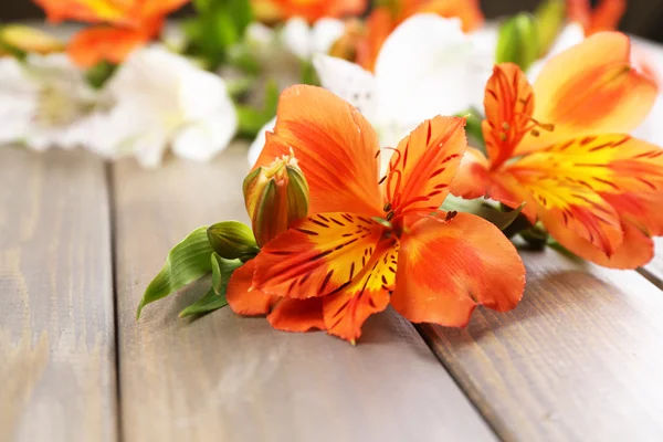 Mooie alstroemeria bloemen op houten tafel — Stockfoto