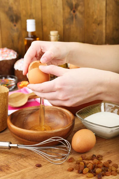 Osterkuchen in der Küche zubereiten — Stockfoto