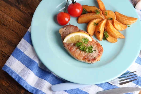 Grilled steak, grilled vegetables and fried potato pieces on table background — Stock Photo, Image