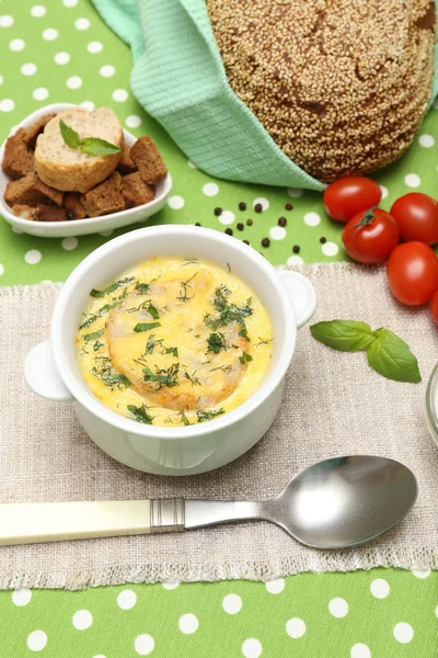 Sopa saborosa na panela na toalha de mesa, close-up — Fotografia de Stock