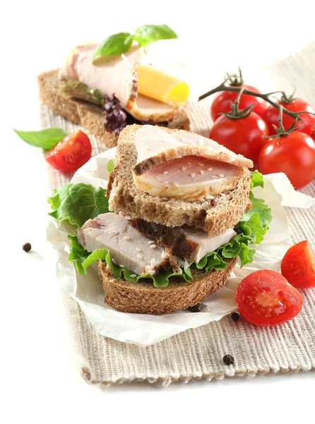 Heerlijke broodjes met voldoen aan geïsoleerd op wit — Stockfoto