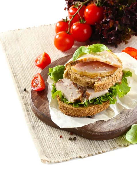 Lahodné sendviče s setkat na tabulka detail — Stock fotografie