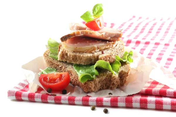 Вкусные бутерброды со встречей на столе крупным планом — стоковое фото