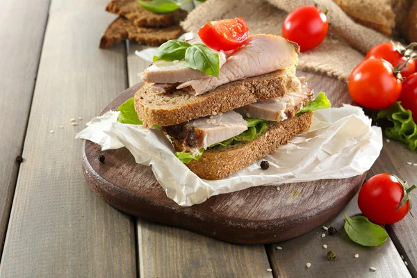 Lahodné sendviče s setkat na tabulka detail — Stock fotografie