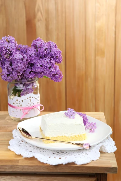 Deilig dessert med syrinblomster. – stockfoto