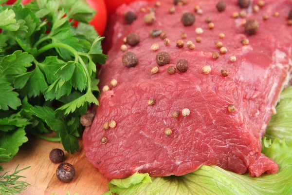 Raw beef meat with spices and vegetables close up — Stock Photo, Image