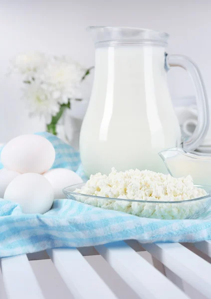 Натюрморт зі смачними молочними продуктами на столі — стокове фото