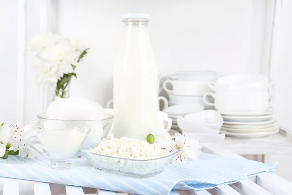 Bodegón con sabrosos productos lácteos en la mesa — Foto de Stock