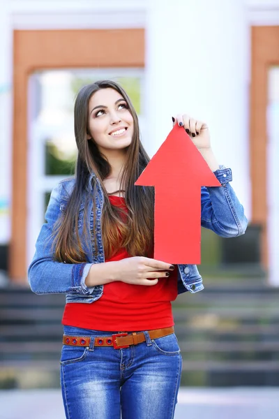 Mooi meisje met aanwijzer buitenshuis — Stockfoto