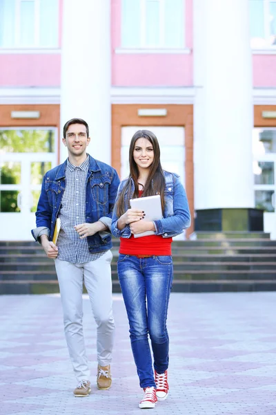 Studenten in de buurt van Universiteit — Stockfoto