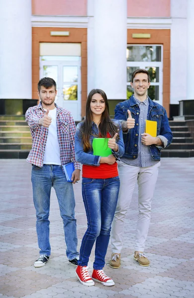 大学附近的学生 — 图库照片