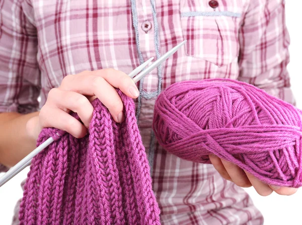 Vrouwelijke handen breien met spaken close-up — Stockfoto