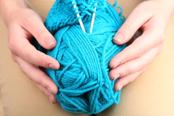 Женские руки вязание со спицами вблизи — стоковое фото