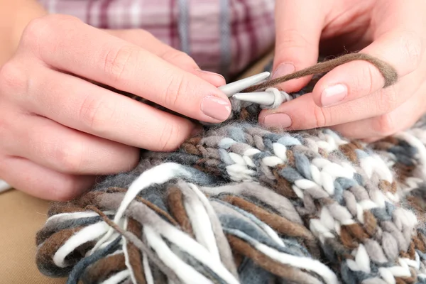 eller tekerlek teli ile örgü yakın çekim