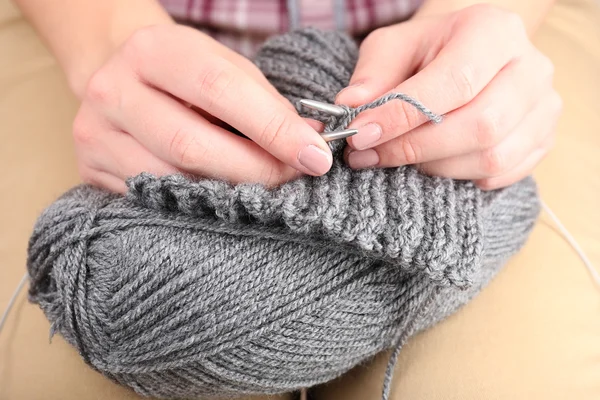 Ženské ruce pletení s paprsky zblízka — Stock fotografie