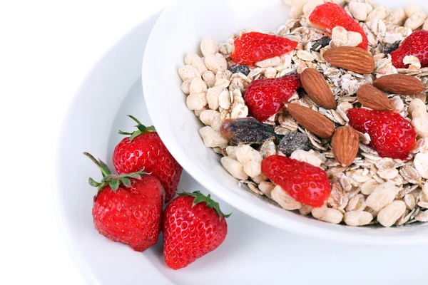 Cereali sani in ciotola con fragole e noci da vicino — Foto Stock