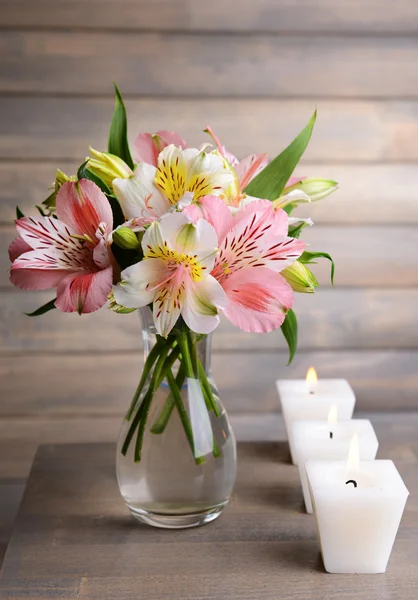 Alstroemeria fiori in vaso su tavola su fondo grigio — Foto Stock