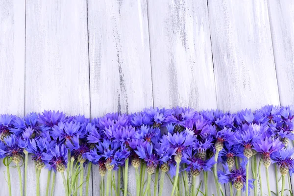 Mooie korenbloemen op houten achtergrond — Stockfoto